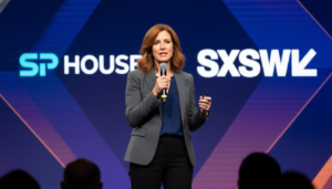 Amy Webb discursando no palco da SP House durante o SXSW