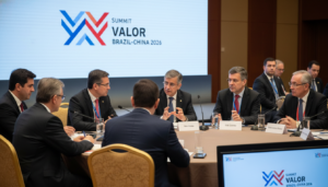 Painelistas discutem oportunidades tecnológicas em saúde e IA no Summit Brazil-China 2026 em Xangai.