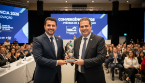 Representante do TRE-GO recebe prêmio por projeto de inteligência artificial contra desinformação.